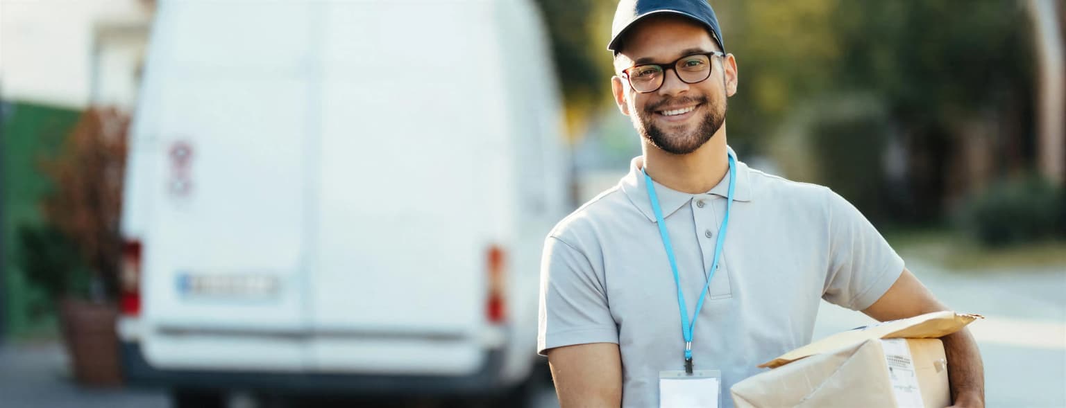 Persona comprando en Amazon y cotizando envío aéreo con MTOM